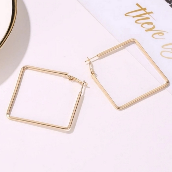 🎀18kp Minimalist Hollowed-out Square Hoops - Picture 2 of 4